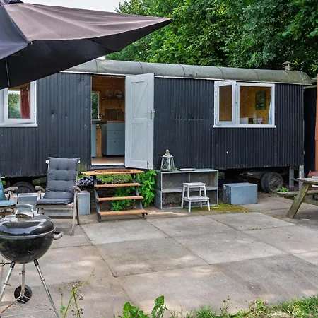 The Forgotten Meadow شقة *